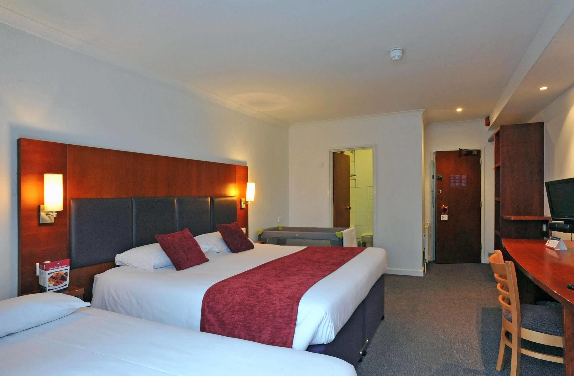 Crossroads By Chef & Brewer Collection Hotel Weedon Bec Buitenkant foto